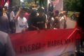 Ratusan mahasiswa demo...