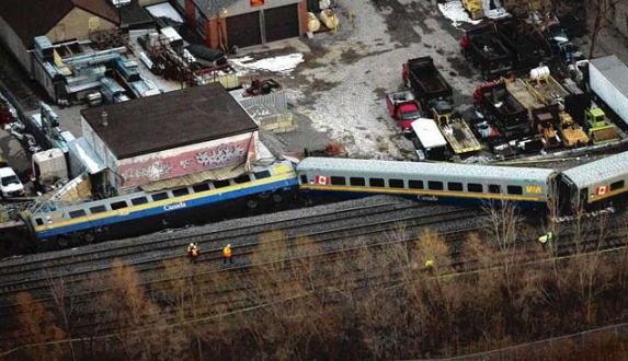 Kereta di Kanada tergelincir