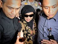 Nunun sembunyikan kepala...