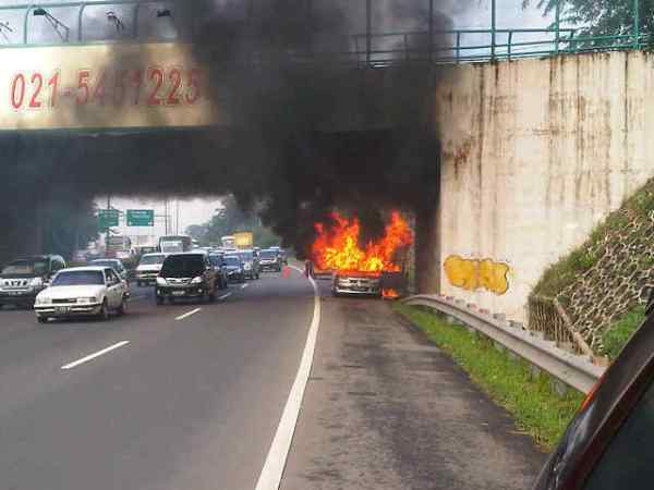 Mobil terbakar di JORR...