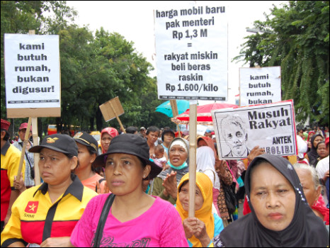 Bawa sembako, ibu-ibu...