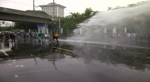 Mahasiswa & polisi bentrok...