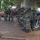 Mahasiswa & polisi bentrok,...