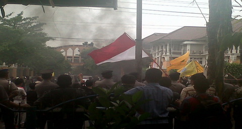 Ancam kepala daerah,...