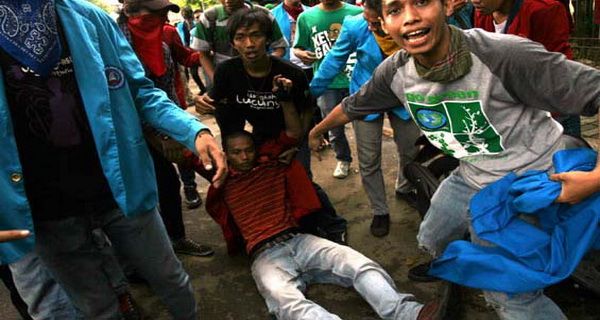 8 mahasiswa kena tembak,...