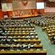Sidang paripurna penuh...