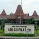 Bandara Adisumarmo makin...
