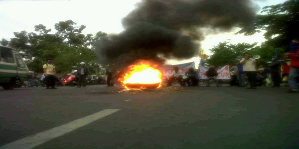 Polda bantah kirim intel...