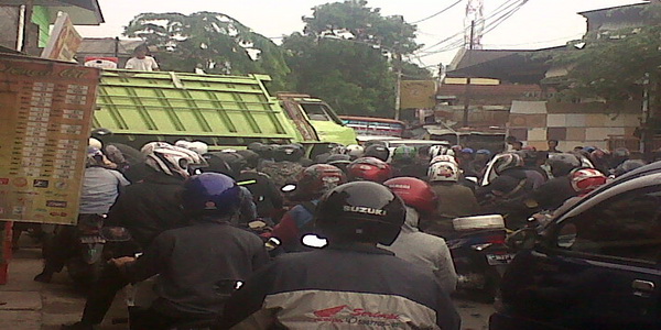Sopir truk dikenakan...
