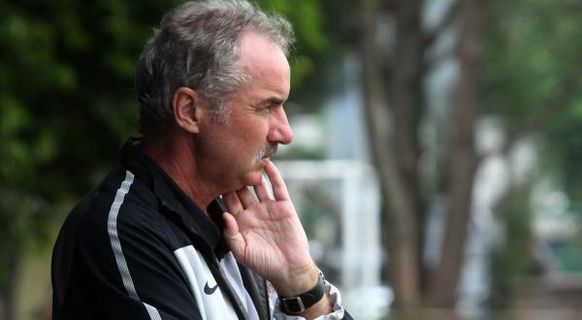Alfred Riedl datang...