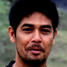 Latih timnas senior,...