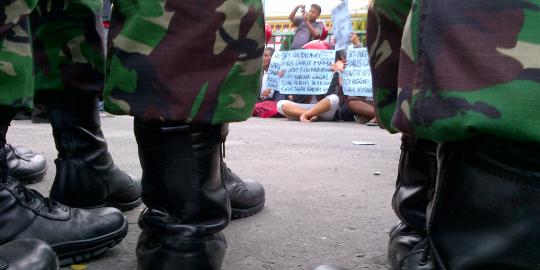 Delapan anggota TNI...
