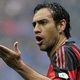 Milan buru pemain belakang