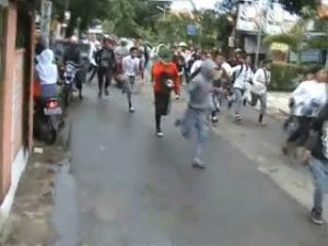 Bus Debora jadi sasaran...