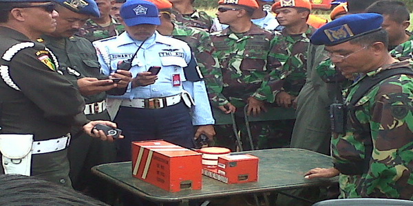 Tim SAR perlihatkan...