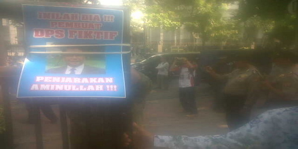 Puluhan massa tuntut...