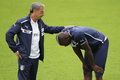 Gawat, Balotelli dihantam...