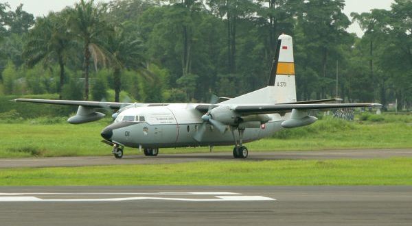 Co-pilot Fokker sedang...
