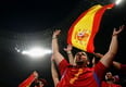 Suporter Spanyol banjiri...