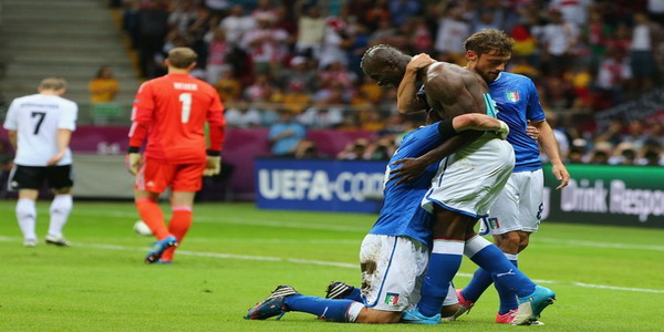 Aksi liar Balotelli...