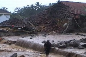 Banjir bandang hantam...