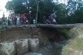 Lima jembatan ambruk,...