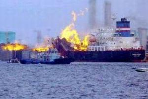 Kapal tanker meledak...