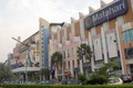Pengunjung pusat perbelanjaan...