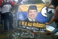 Foto Nur Mahmudi dibakar...