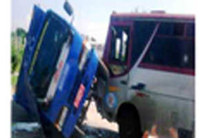 Tabrakan truk vs bus,...