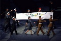 Bendera resmi Olimpiade...