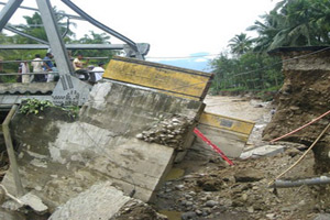 Jembatan ambruk, puluhan...