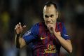 Iniesta rebut pemain...