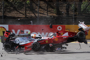 Alonso & Hamilton tabrakan,...