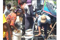 Warga Jombang rebutan...