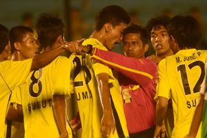 Pertandingan ricuh,...
