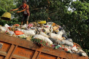 Tumpukan sampah hiasi...