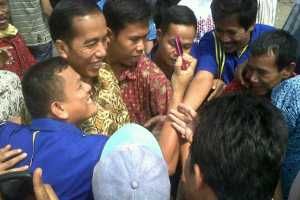 Jokowi bagi-bagi handuk...