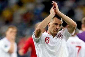 Ditinggal Terry, Hodgson...