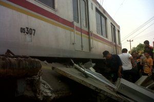 KRL anjlok karena rel...