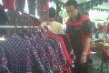 Baju kotak kotak pun...