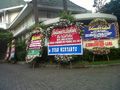 Karangan bunga banjiri...