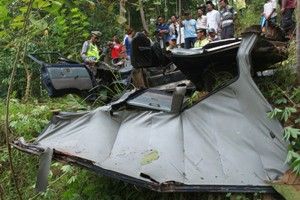 Minibus masuk jurang,...