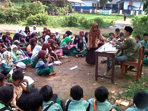 Sekolah disegel, siswa...