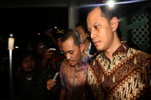 Dhana Widyatmika dituntut...