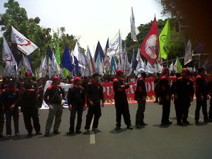 Ribuan buruh demo di...