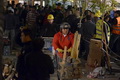 Supermarket ambruk,...