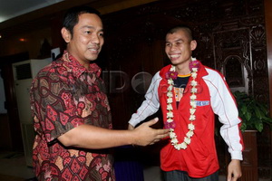 Chris John ingin buka...