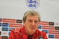 Dihantam Swedia, Hodgson...