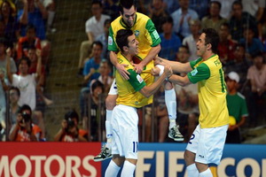 Menang dramatis, Brasil...